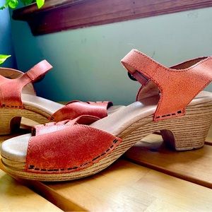 Dansko sandals, Size 6z. Coral